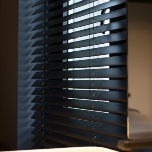 Zwarte jaloezieën van hout kopen | Suntex Zonwering