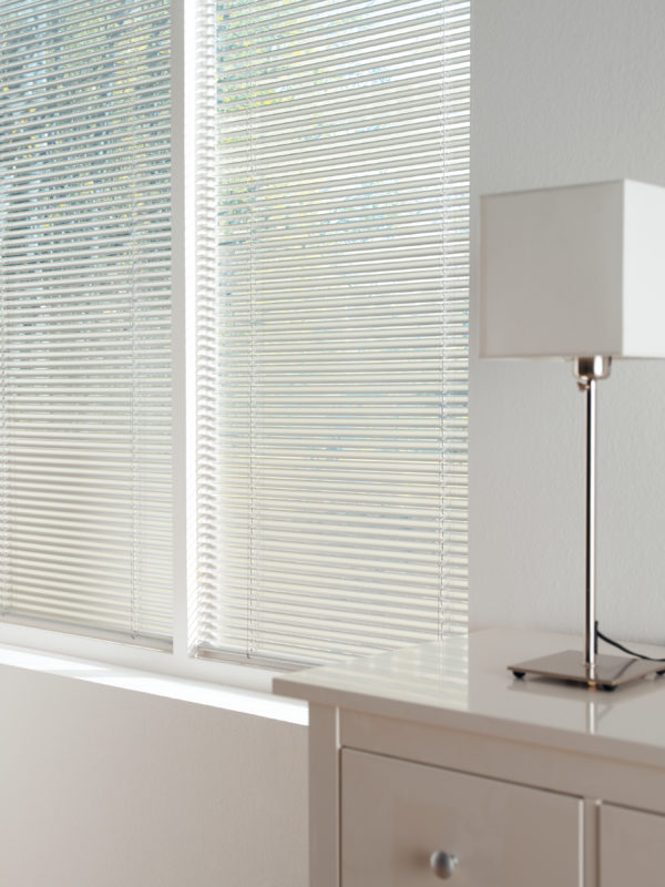 Woonkamer voorzien van houten jaloezieën | Suntex Zonwering